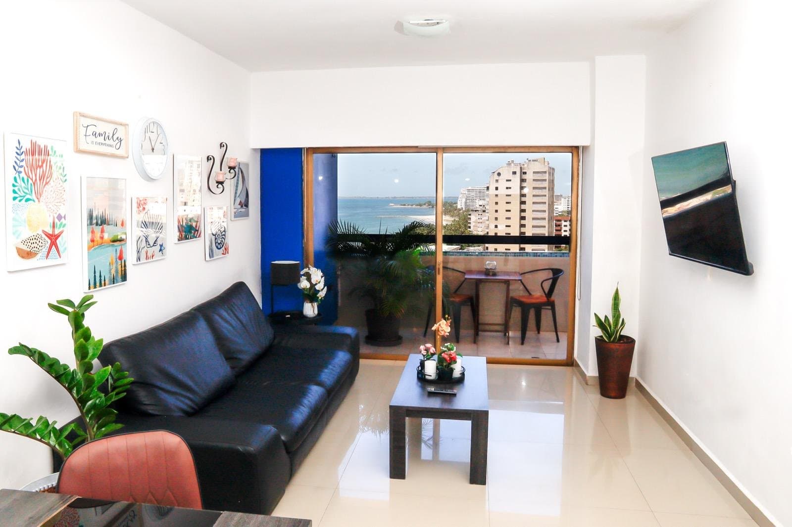 Sala con vista al balcón y al mar en El Velero